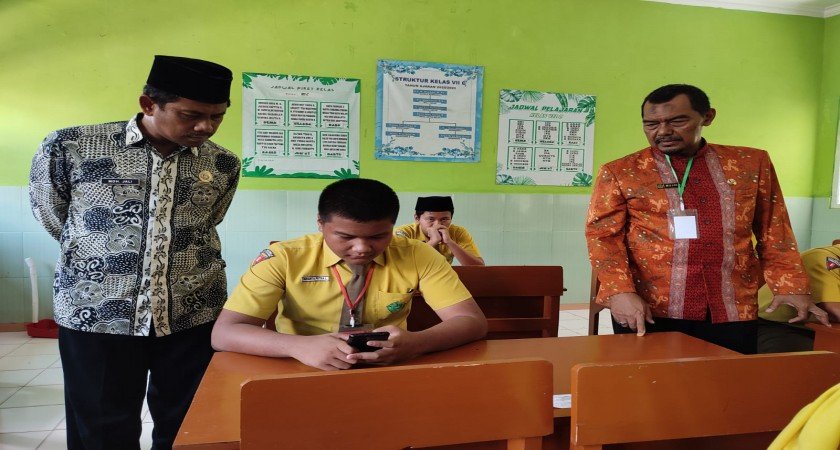 Ka. Subag TU Kementerian Agama Banyuwangi Monitoring Asesmen Madrasah di MTsN 4 Banyuwangi