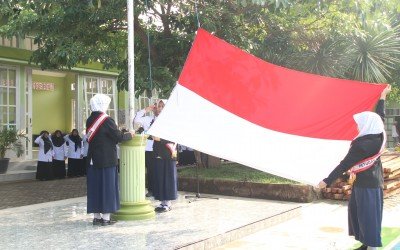 MTsN 4 Banyuwangi Gelar Upacara Hari Senin dengan Tema Hari Pahlawan