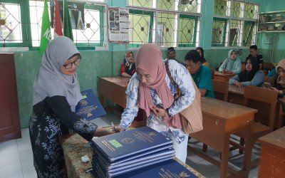 Kegiatan Pembagian Rapor di MTsN 4 Banyuwangi berjalan lancar