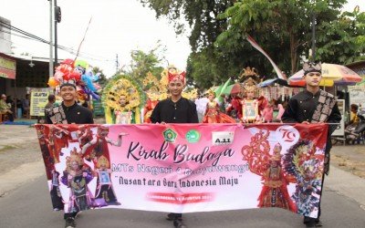 MTsN 4 Banyuwangi Meriahkan Kirab Budaya dengan Tema 