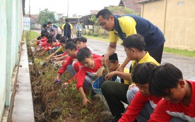 MTsN 4 Banyuwangi Lakukan Gerakan Bersih Lingkungan dalam Rangka Memperingati HAB 79 Kemenag RI