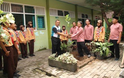 MTsN 4 Banyuwangi Sukses Laksanakan Penanaman Pohon Serentak dalam Rangka HAB Ke-79